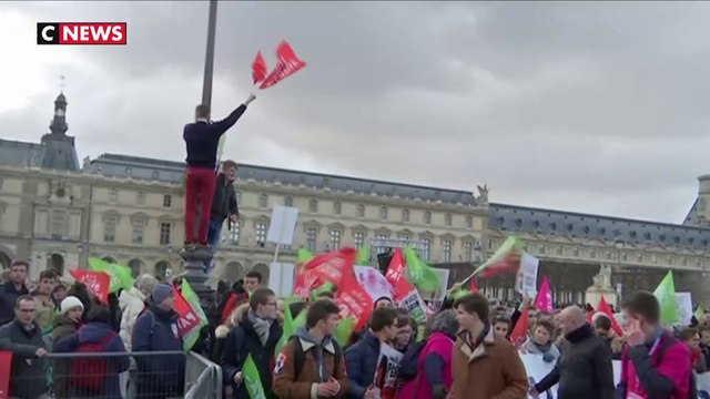 Les jeunes anti-PMA pour toutes présents en nombre à la marche