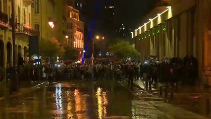 احتكاك بين المحتجين والأمن أمام البرلمان في بيروت