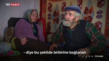84 yaşında olan Mustafa amca 10 yıldır alzheimer olan eşini kimselere muhtaç etmeden bakıyor ve öyle güzel konuşuyor ki panolara yazılacak cinsten