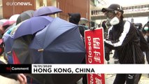 شاهد: متظاهرون يعتدون بالمظلات على أفراد الشرطة في هونغ كونغ