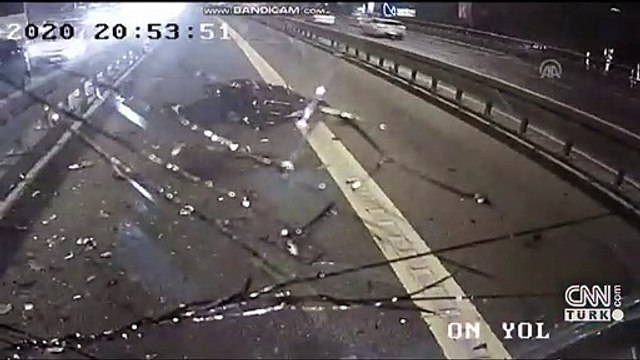 Metrobüs yolunda feci kaza!