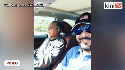 Mukriz rakam aksi Dr Mahathir pandu kereta
