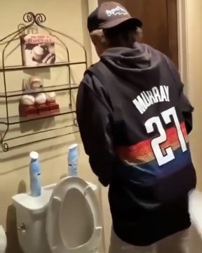 Quand tu laisses deux jeunes turbulents s’amuser dans la salle de bain