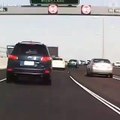 Un panneau d'autoroute tombe sur une voiture