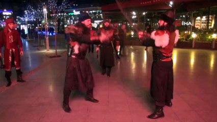 'Türkler Geliyor' filmine akıncı kostümleriyle gittiler