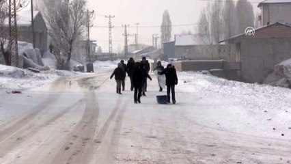 Ağrılı çocukların bidon ve naylonla kızak eğlencesi