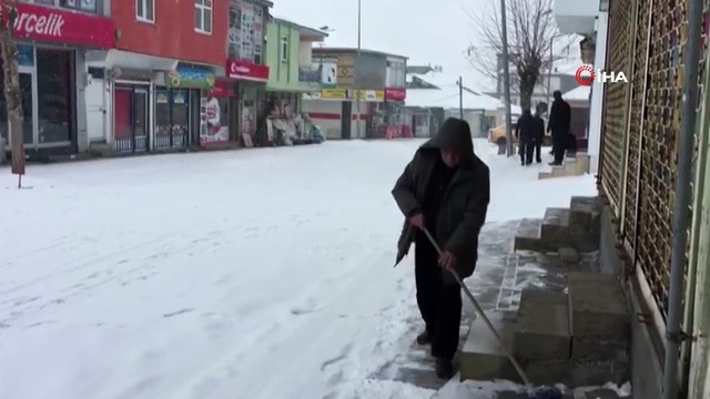 Karlıova'da kar hasreti bitti, ilçe beyaza büründü