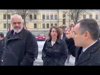 Ora News - Në këmbë mes dëborës, Rama nis vizitën në Ukrainë