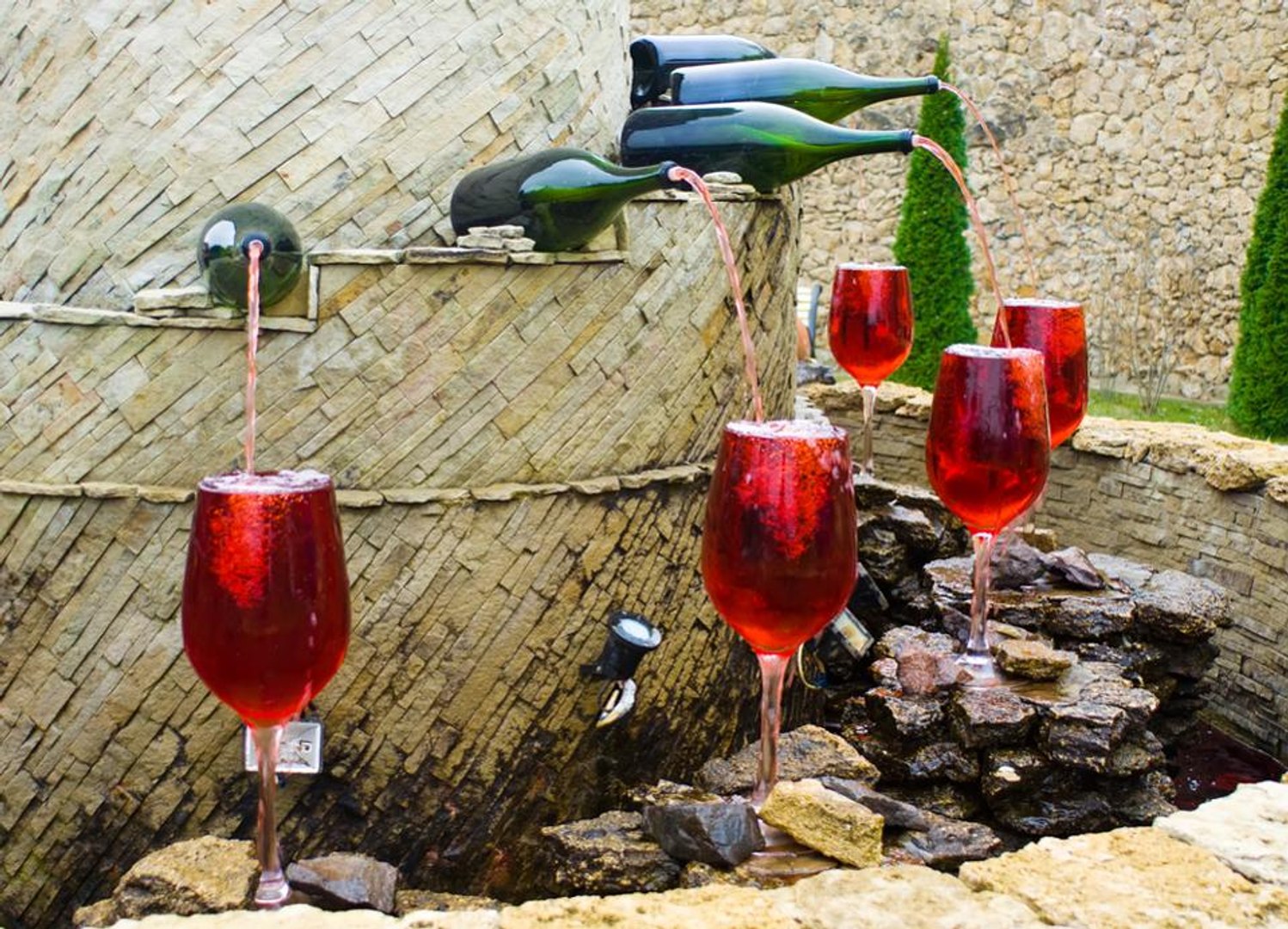 Une fontaine en Italie fournit du vin gratuitement 24h sur 24 - Vidéo  Dailymotion