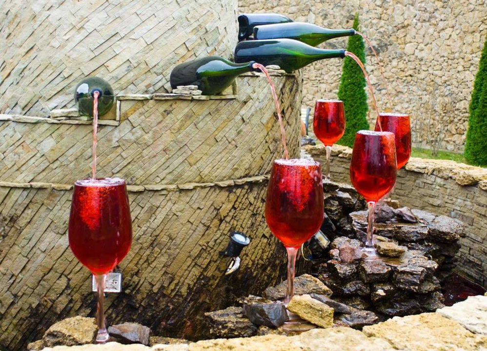 Une fontaine en Italie fournit du vin gratuitement 24h sur 24
