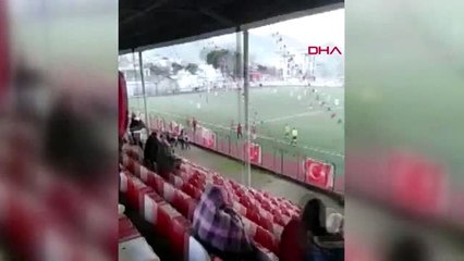Yamaç paraşütüyle sahaya indi, hakem kırmızı kart gösterdi