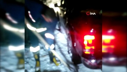 Karda mahsur kalan 4 kişiyi jandarma ve itfaiye kurtardı