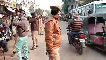 Descargar video: इटावा में पुलिस ने चलाया वाहन चेकिंग अभियान, काटे चालान