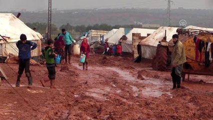 İdlibli 60 yaşındaki Ebu Gassan: "Keşif yapan savaş uçakları hala üzerimizde, peşimizi...