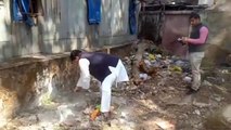 निरीक्षण पर आए मंत्री ने गंदगी देख खुद उठाया फावड़ा, करी वेयरहाउस की सफ़ाई