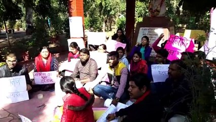 आखिर क्यों अपना ही कॉलेज बंद करवाने के लिए भूख हड़ताल पर बैठे हैं छात्र?