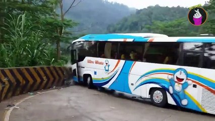 Sampai Terhempas Keluar! Detik-Detik Bus Lepas Kendali Dan Mengalami Kecelakaan Hebat!
