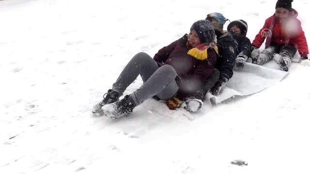 Çocuklar naylon poşetlerle ve kızakla kayarak karın keyfini çıkardı