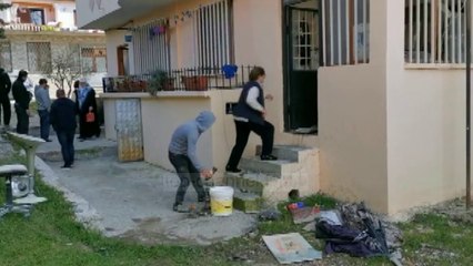 Télécharger la video: Ndezi cigaren në shtëpi, shpërthen bombola e gazit/ Plagoset çifti i të moshuarve në Lushnjë