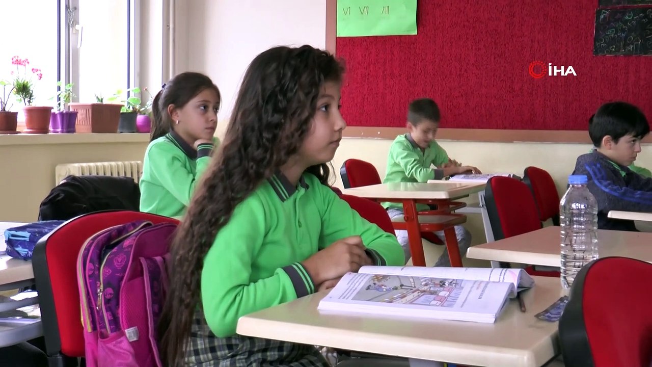 8 yaşındaki Zeynep beline kadar uzattığı saçlarını LÖSEV’e bağışladı