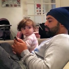 Telefonla oynayan babasının ilgisini çekmek için elinden geleni ardına koymayan