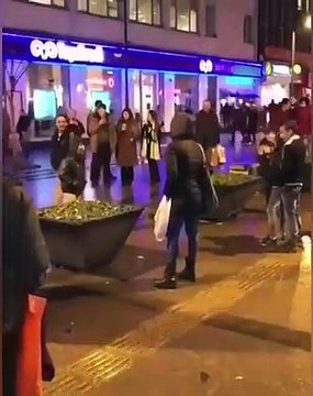 Sokakta şarkı söyleyen çocuğa eşlik edeyim derken ciğer dağlayan hanım abla