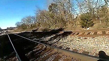 Скачать видео: Un policier en mission se fait percuter par un train