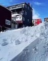 Voici ce que les gens font au Canada après une forte tempête de neige.