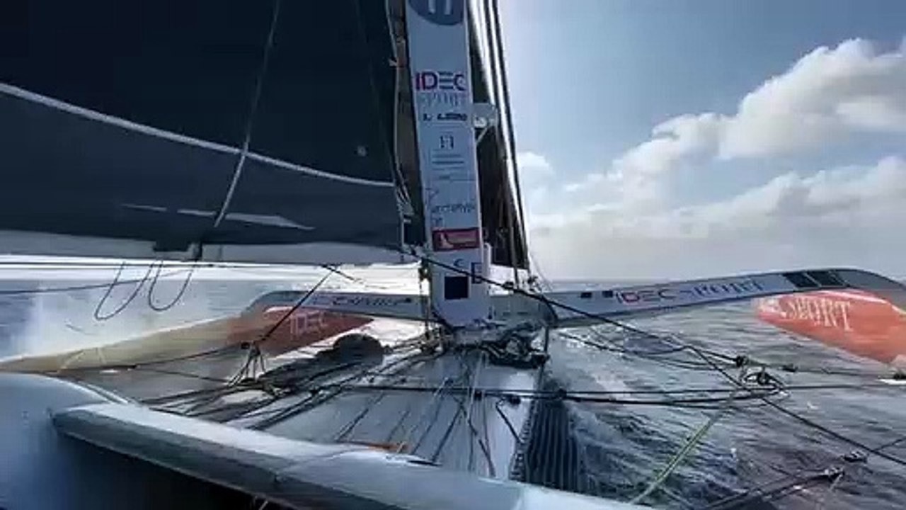 IDEC SPORT 2020 :  Route du Thé - Jour 1  IDEC SPORT déboule déjà à plus de 30 noeuds en mer de Chine