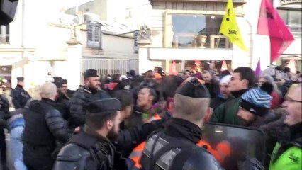 Retraites: à Versailles, tensions en marge du sommet "Choose France"