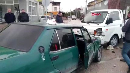 Bursa'da kamyonet ile otomobil kafa kafaya çarpıştı; 2 yaralı