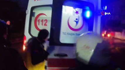 Kocaeli’de ev yangını: 1’i ağır 2 yaralı. Sedye üzerine alınan şahsın üzerinden dumanlar yükselmeye devam etti