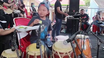 Lucu Abisss,,, main kendang sambil makan.  KENDANG CILIK BANYUWANGI - Vita Alvia