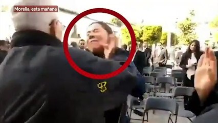 Guardia de Mireles golpea a mujer que lo llamó pederasta