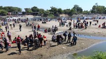 Migrantes cruzan el Rio Suchiate en frontera Mexico-Guatemala