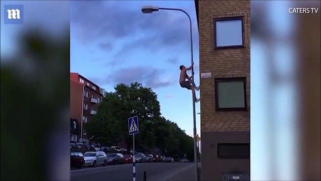Il grimpe à un lampadaire pour faire des tractions à plus de 6m de haut... Risqué