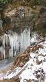 Une cascade entièrement prise dans les glaces : magnifique
