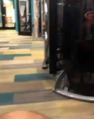 Rapariga faz tanta força no ginásio que acaba por não segurar o que estava à porta...