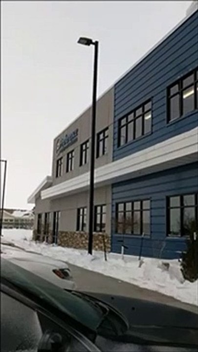 Les lampadaires aussi ont froid... celui-ci grelotte dans la neige