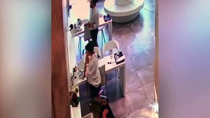 Mulher é flagrada por câmera ao pegar armação em ótica no Centro