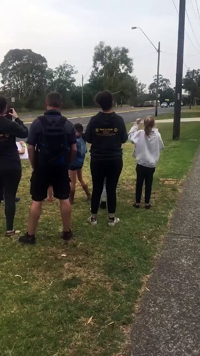 Caminhões Need for Feed em Sydney dirigindo-se para regiões afetadas pelo fogo.