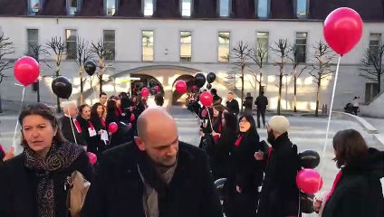 Une centaine d'avocats forment une haie d'honneur à Besançon contre la réforme des retraites