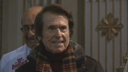 Raphael apadrina proyecto del padre Ángel para los sin techo en Roma