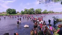 شاهد: مهاجرون من أمريكا الوسطى يعبرون نهراً بين غواتيمالا والمكسيك