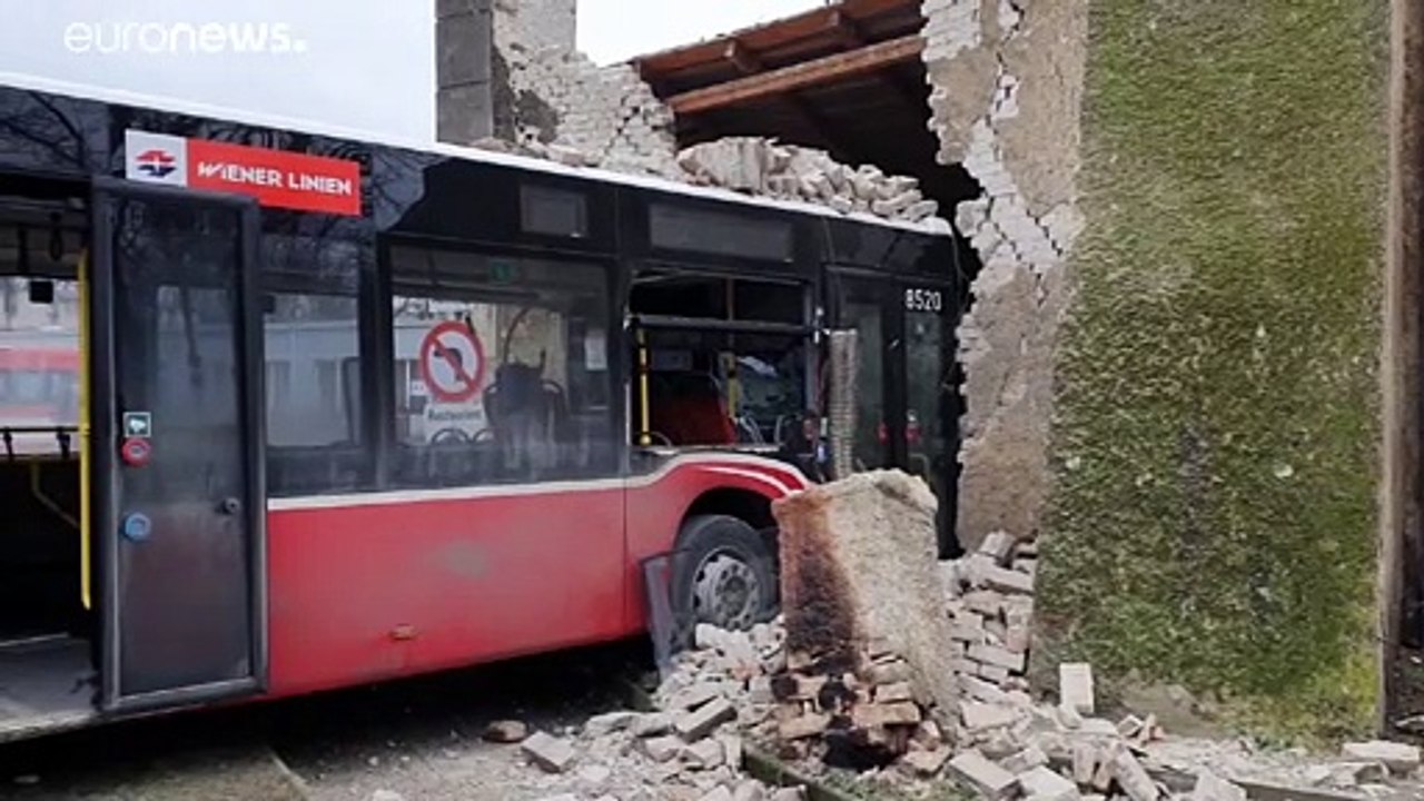 Bus kracht in Stadtmauer bei Wien: 4 Personen leicht verletzt