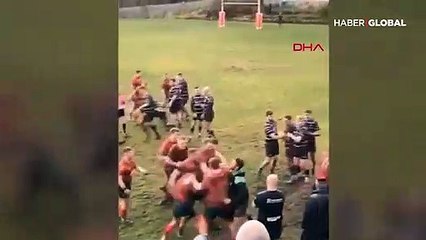 Rugby maçında iki takım oyuncuları birbirine girdi