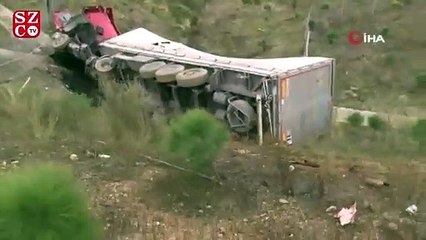 Video herunterladen: Kuzey Marmara Otoyolu’nda TIR şarampole yuvarlandı