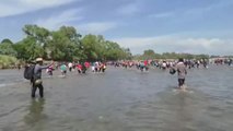 Cientos de personas tratan de entrar en México cruzando el río Suchiate