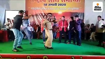 कॉलेज में 'मुन्नी बदनाम हुई' गाने पर नाचे अतिथि विद्वान