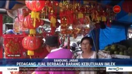 Pengunjung Mulai Padati Toko Pernak-pernik Imlek di Cibadak
